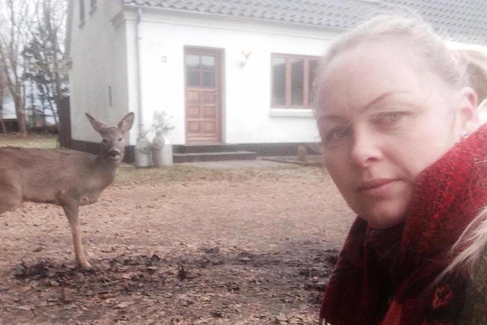 Kvinde nedlægger fuld råbuk med de bare næver