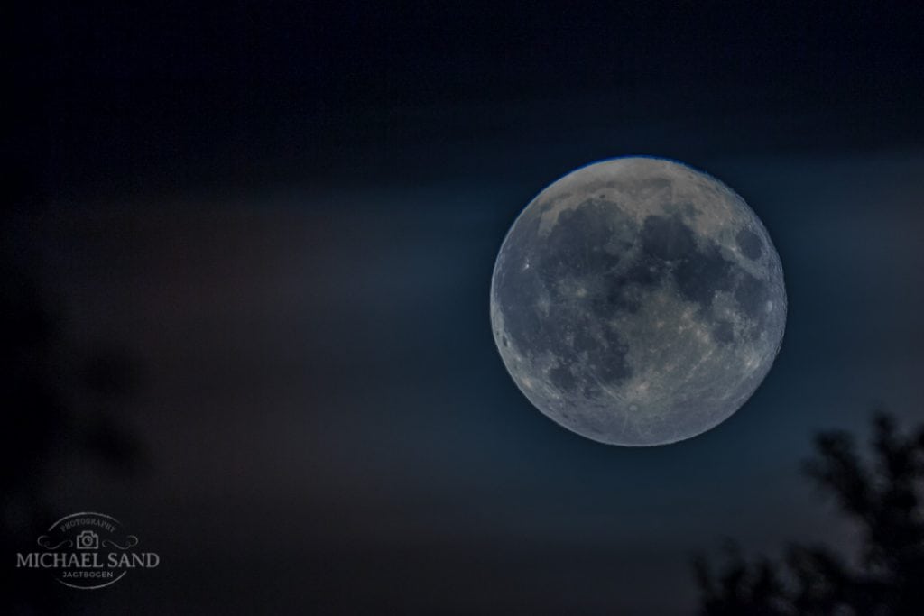Super-måne på vej Super-måne på vej