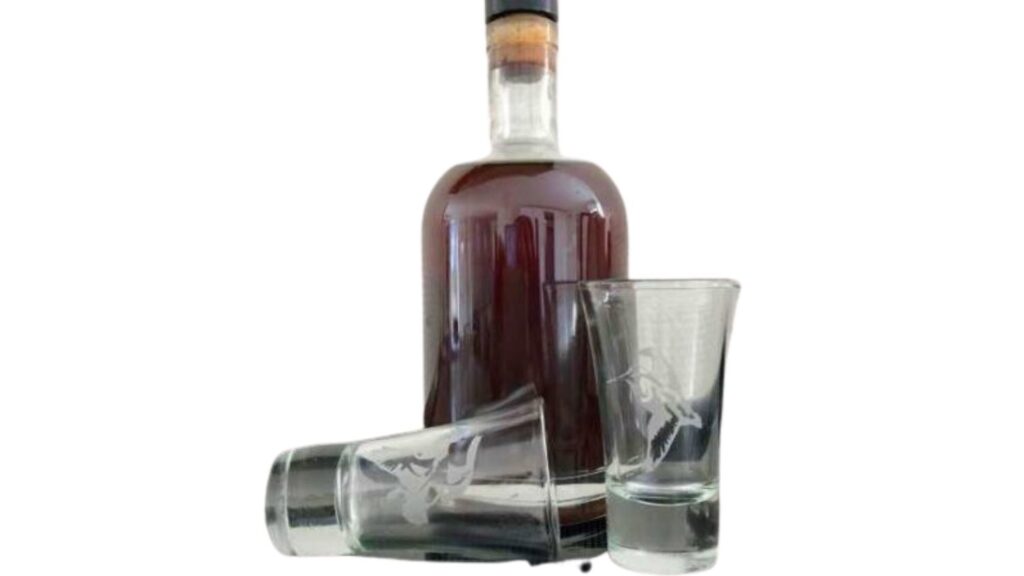 Lav din egen kryddersnaps af hæg