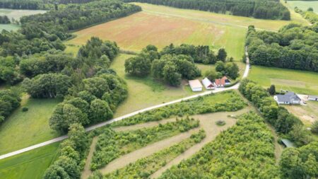 2,8 ha. Landejendom, Djusland